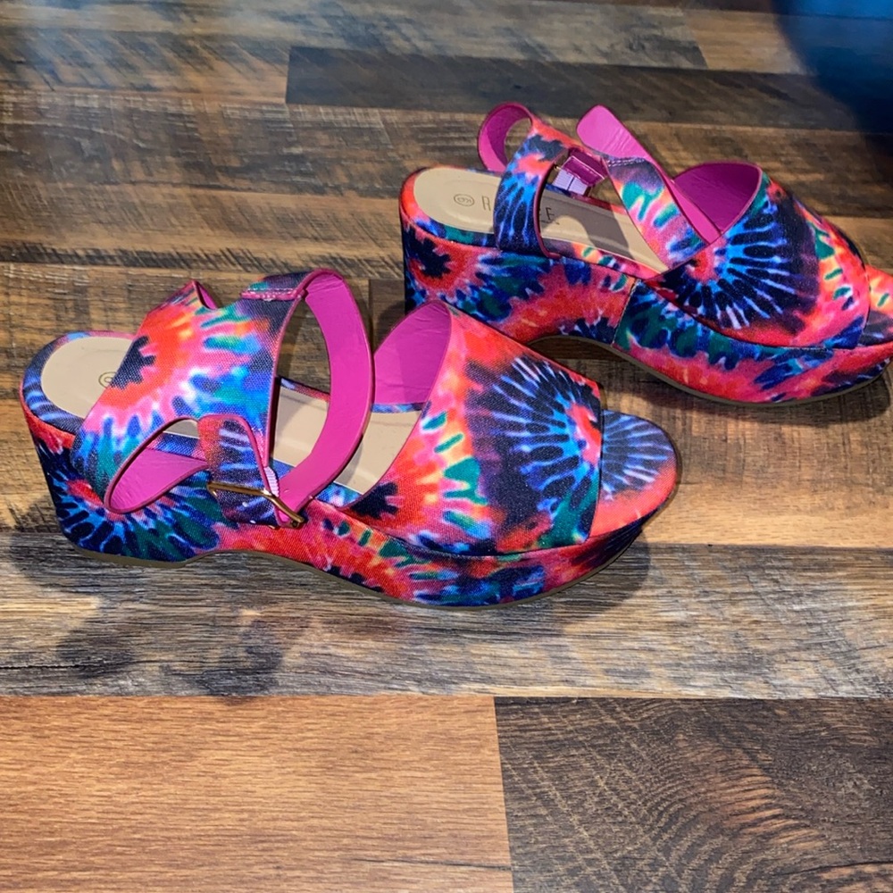 Rouge size 9 tie dye wedge